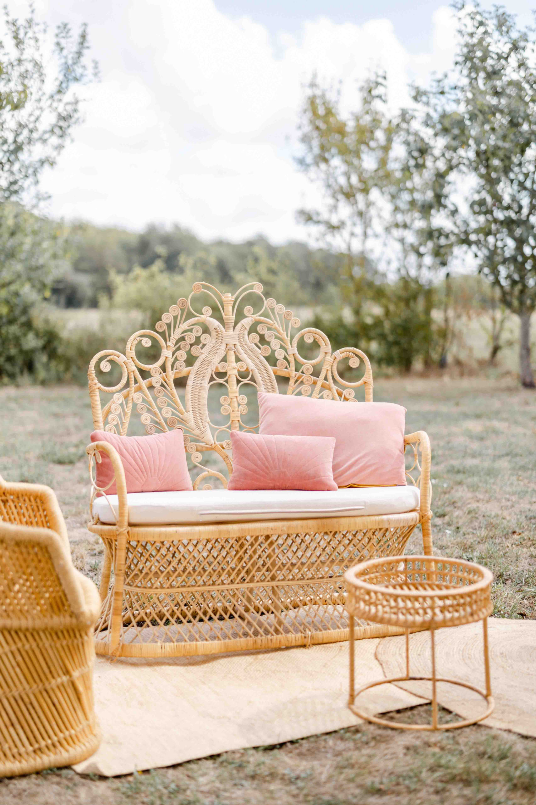 mariage colore chic fauteuil en rotin decoration vendee