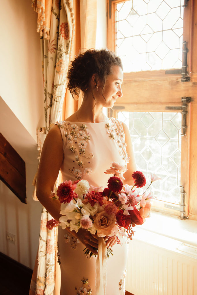 mariage chic robe perlee bouquet de mariée colore fleuriste nantes