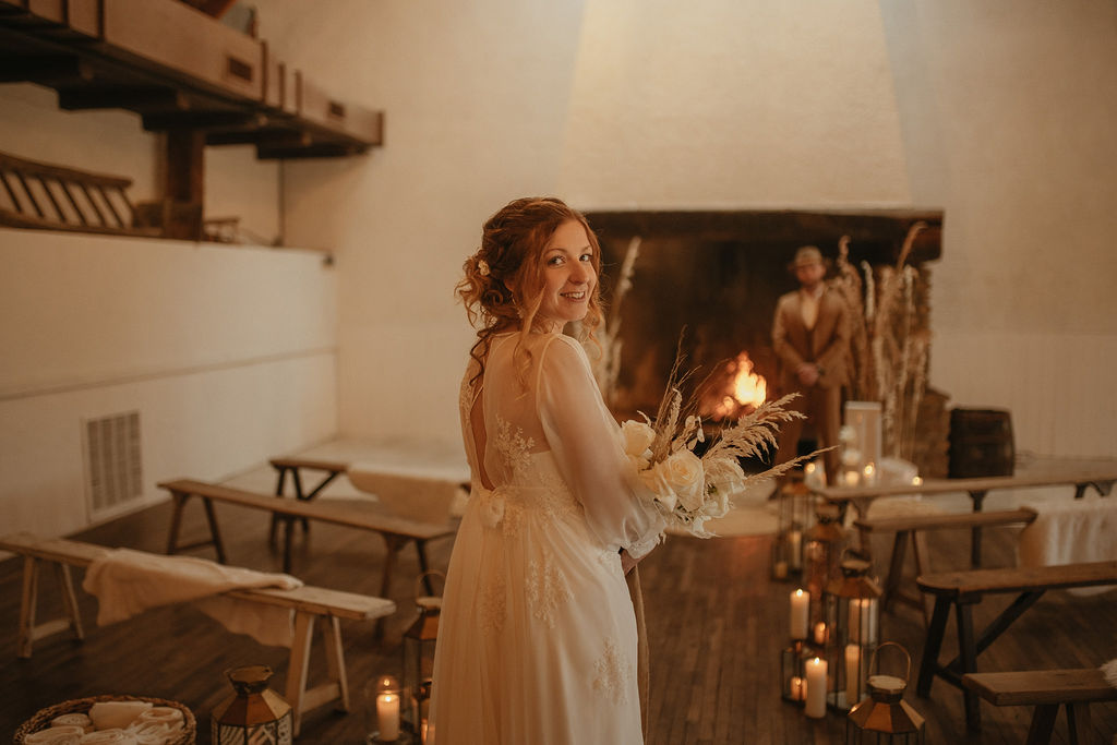 mariage boheme hivernal ceremonie laique en interieur