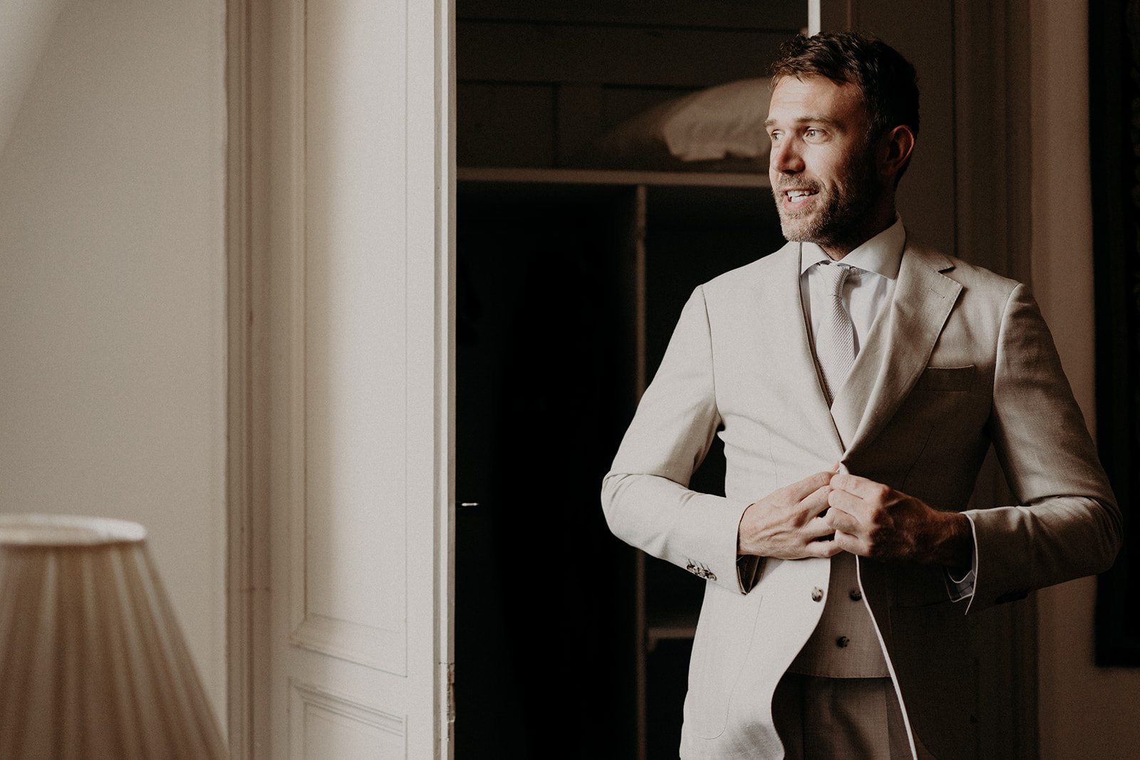 mariage minimaliste costume de marie beige