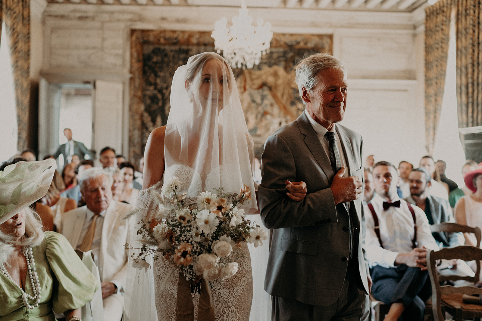 mariage vegetal minimaliste ceremonie laique en interieur