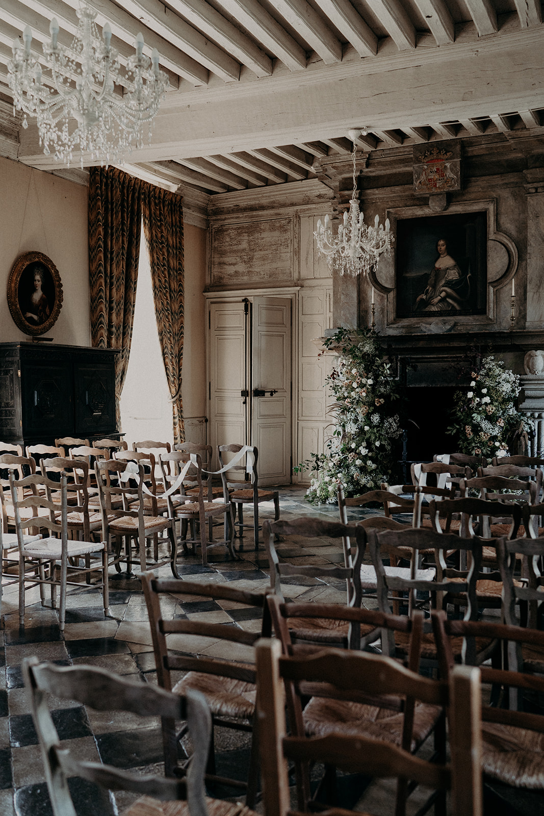 mariage minimaliste ceremonie laique en interieur chateau
