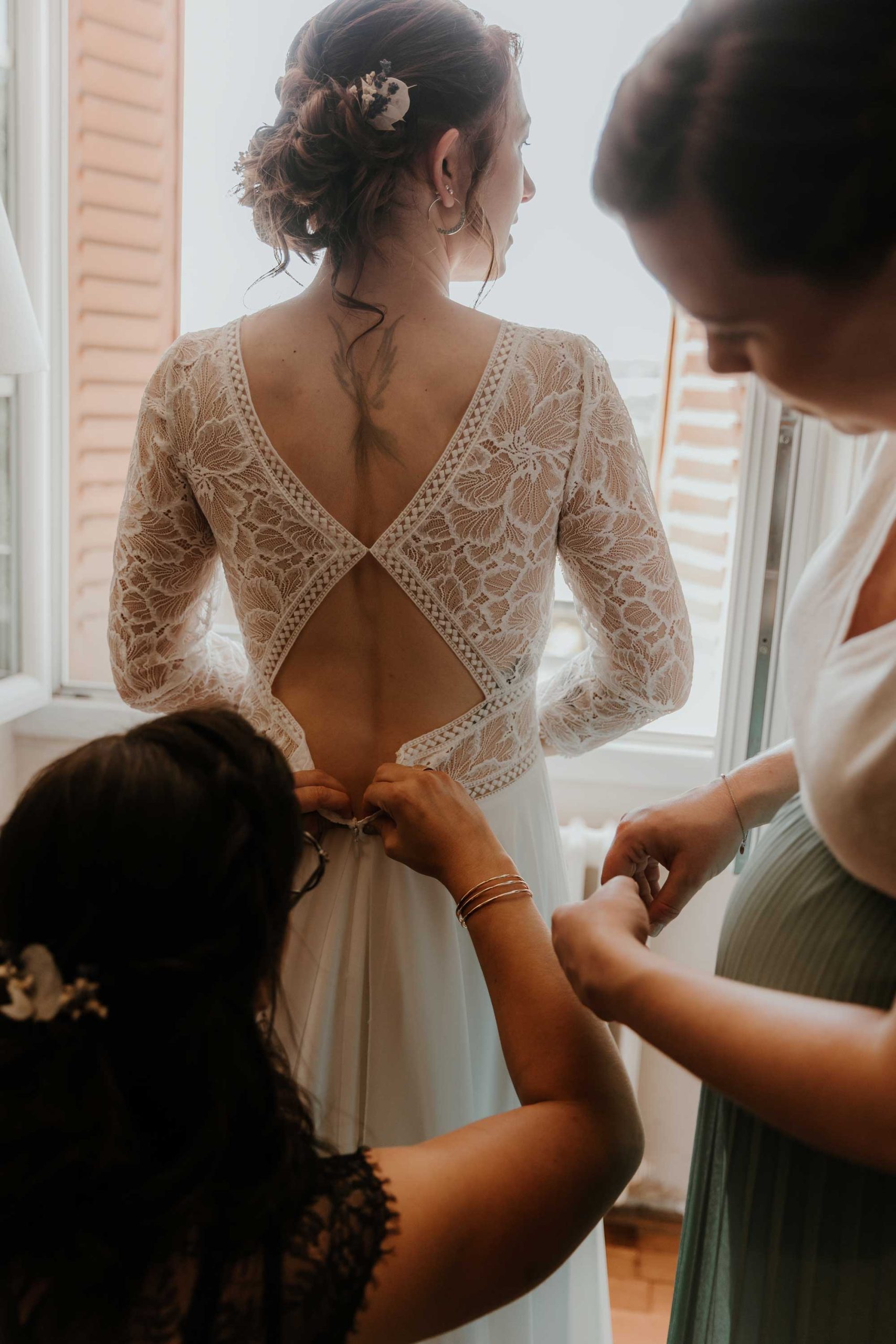 robe de mariee dos nu dentelle mariage chic