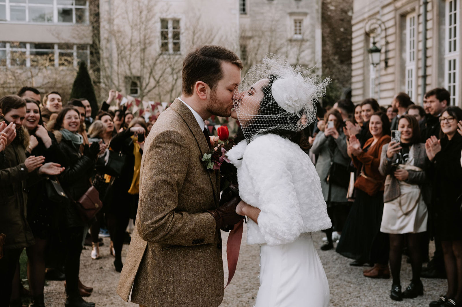 mariage en hiver accessoire mariee veste chapeau
