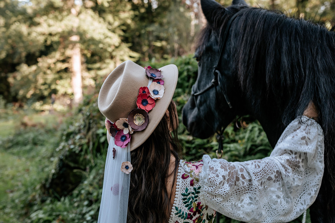chapeau de mariage en feutre fleuri original