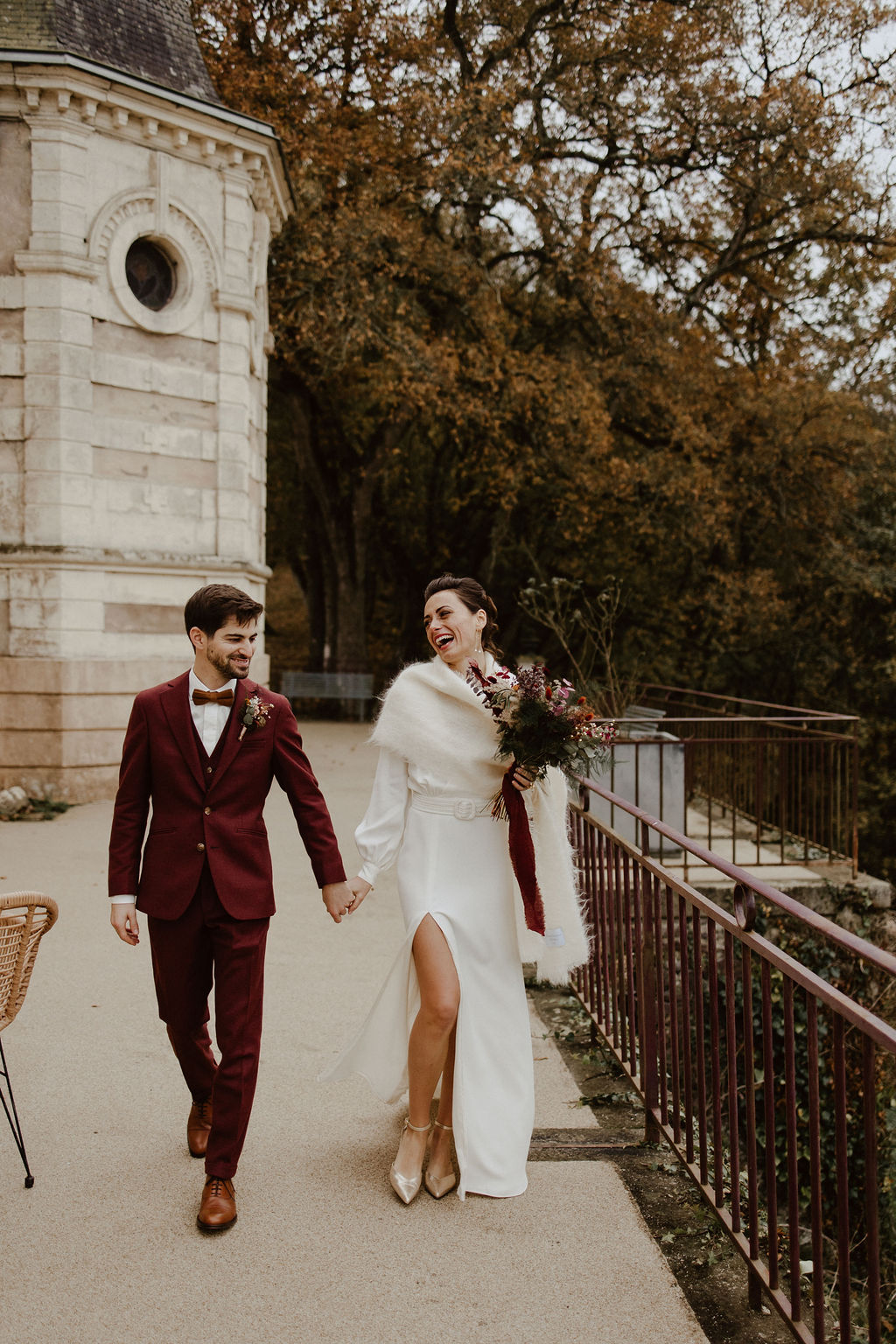 costume de marie colore bordeaux rouge