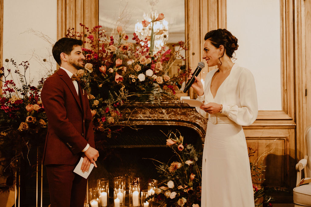 decoration florale sur cheminee ceremonie en interieur