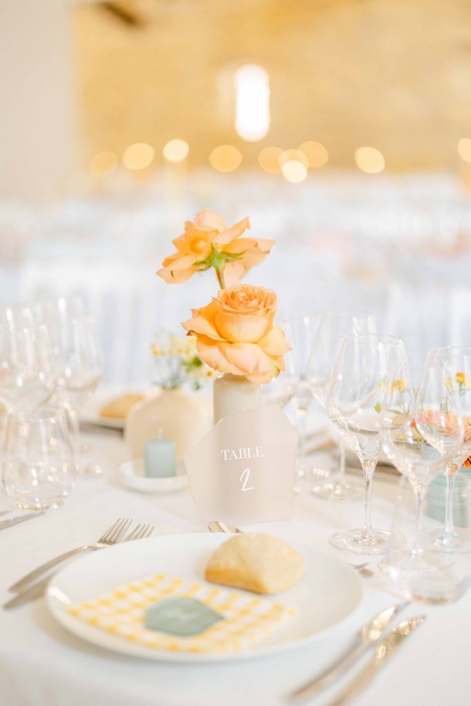 decoration de table minimaliste mariage colore