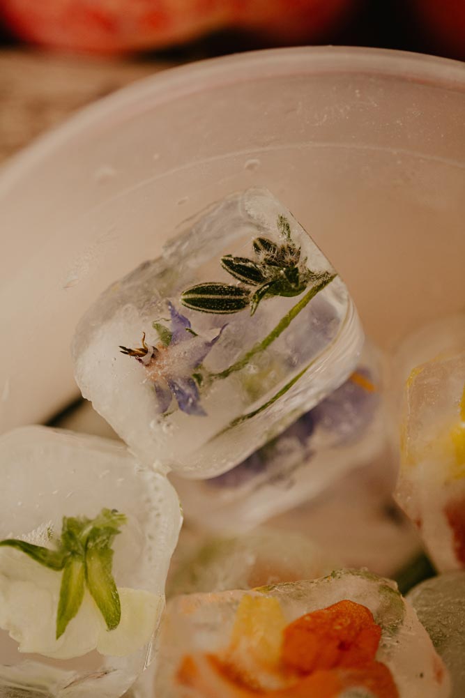 idee cocktail mariage originale glacons avec fleurs