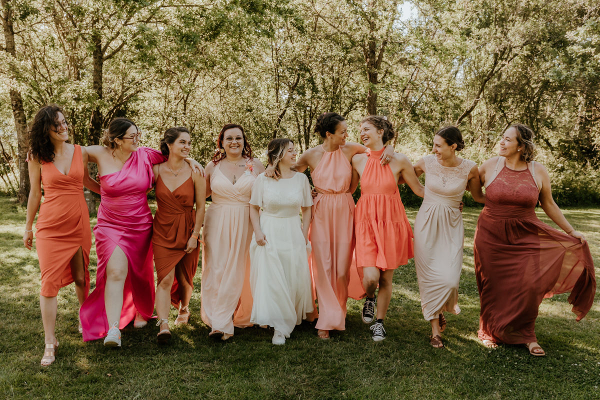 tenue demoiselle dhonneur rose mariage colore