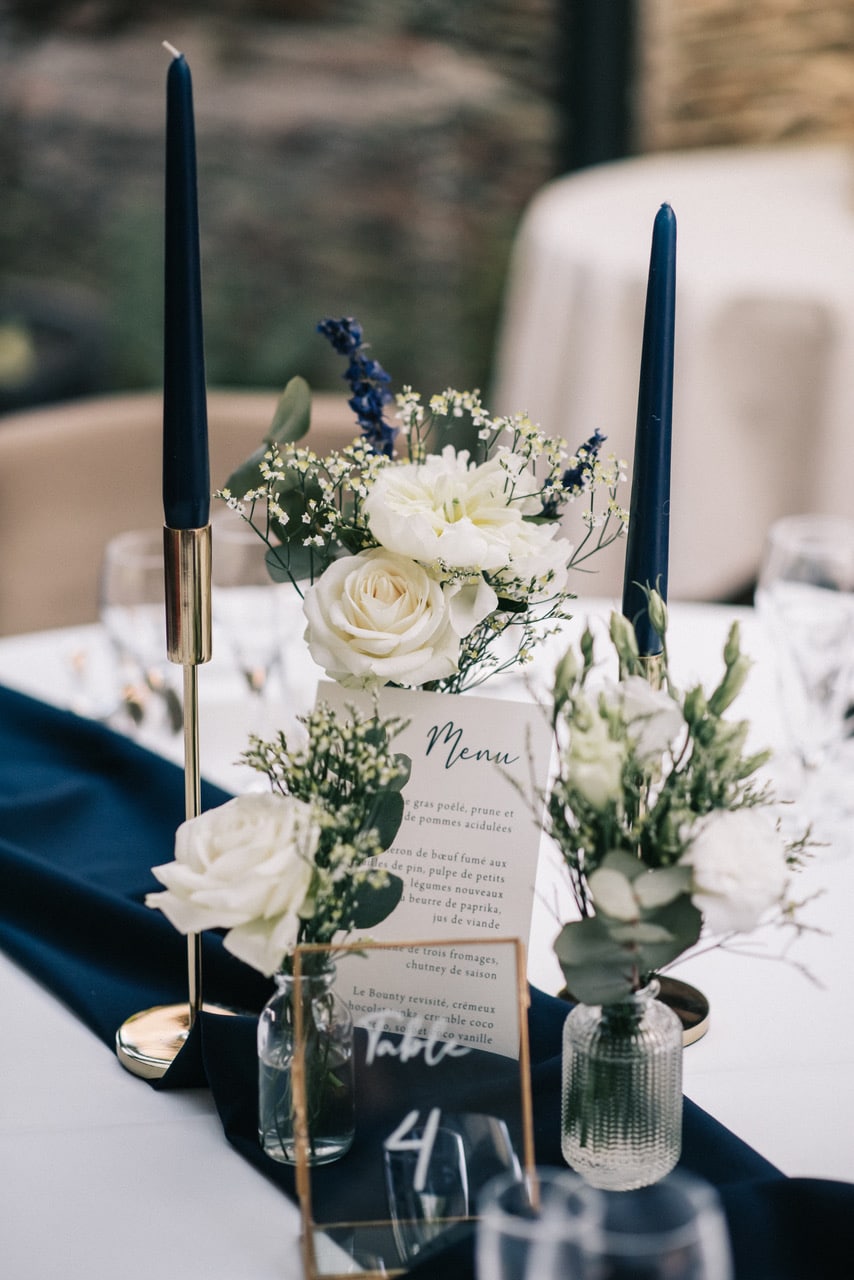 table mariage bleu marine bougeoirs dores angers