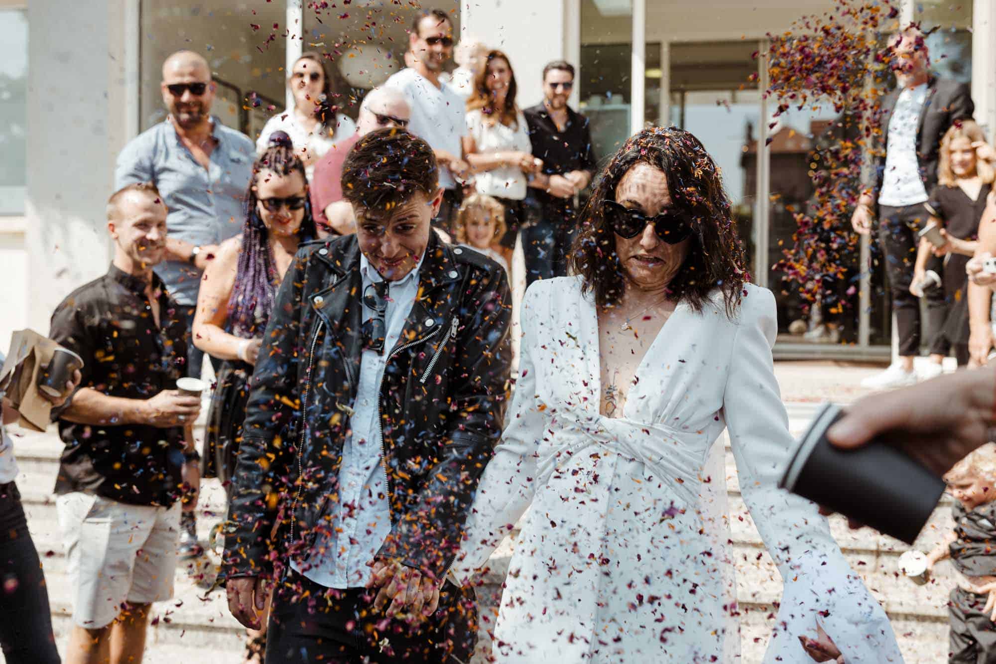 sortie des mariees ceremonie petales fleurs pays de la loire