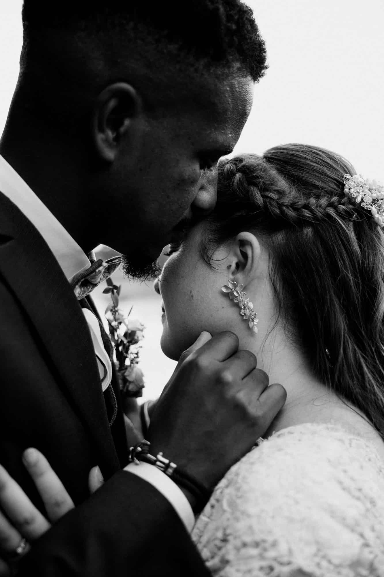 photographie noir et blanc maries seance couple domaine melletieres