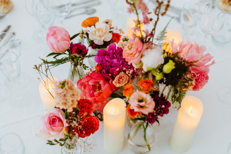 centre de table colore fleurs couleurs mariage