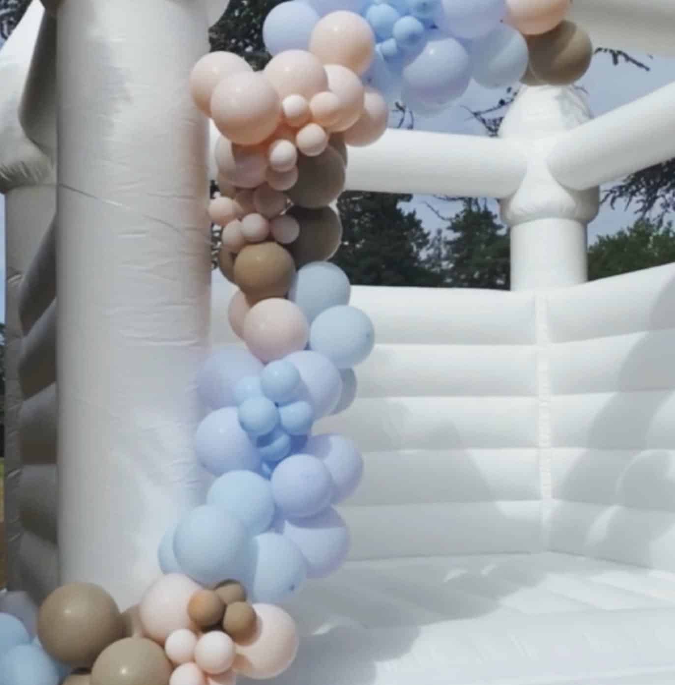 chateau gonflable blanc location maine et loire et guirlande de ballons