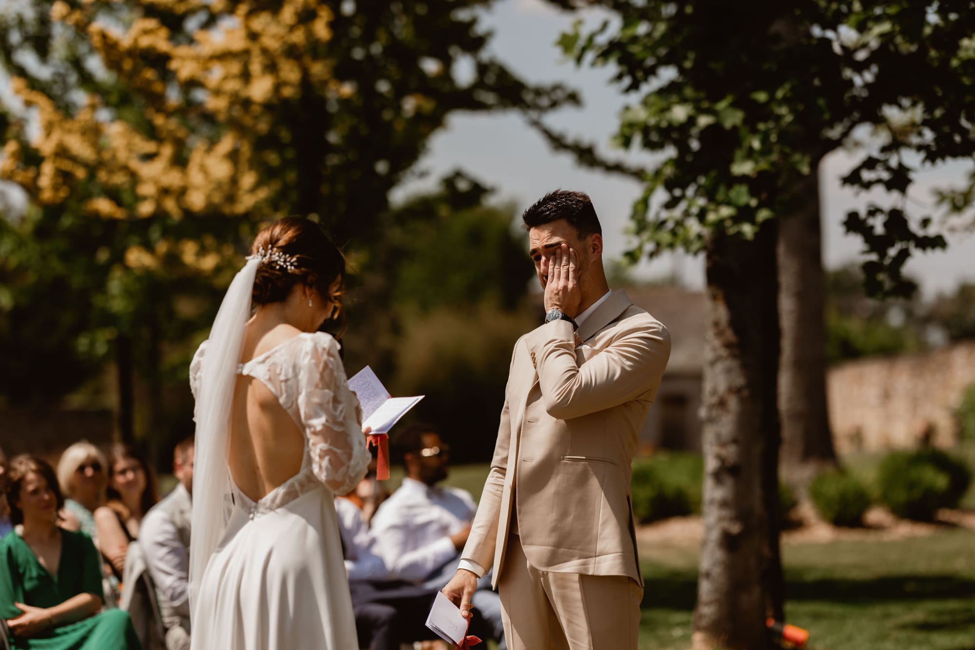 costume de marie beige mariage moderne