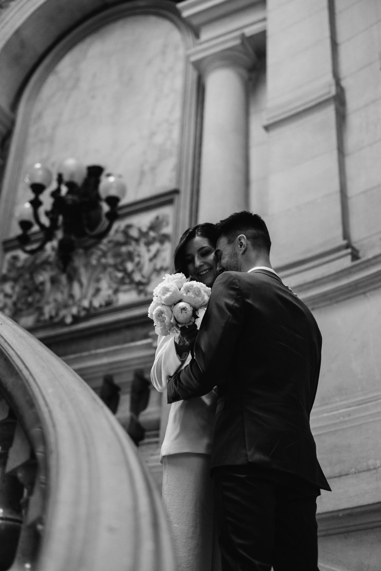 photo de couple noir et blanc mariage moderne
