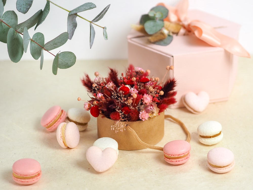 gateau de mariage macarons personnalises