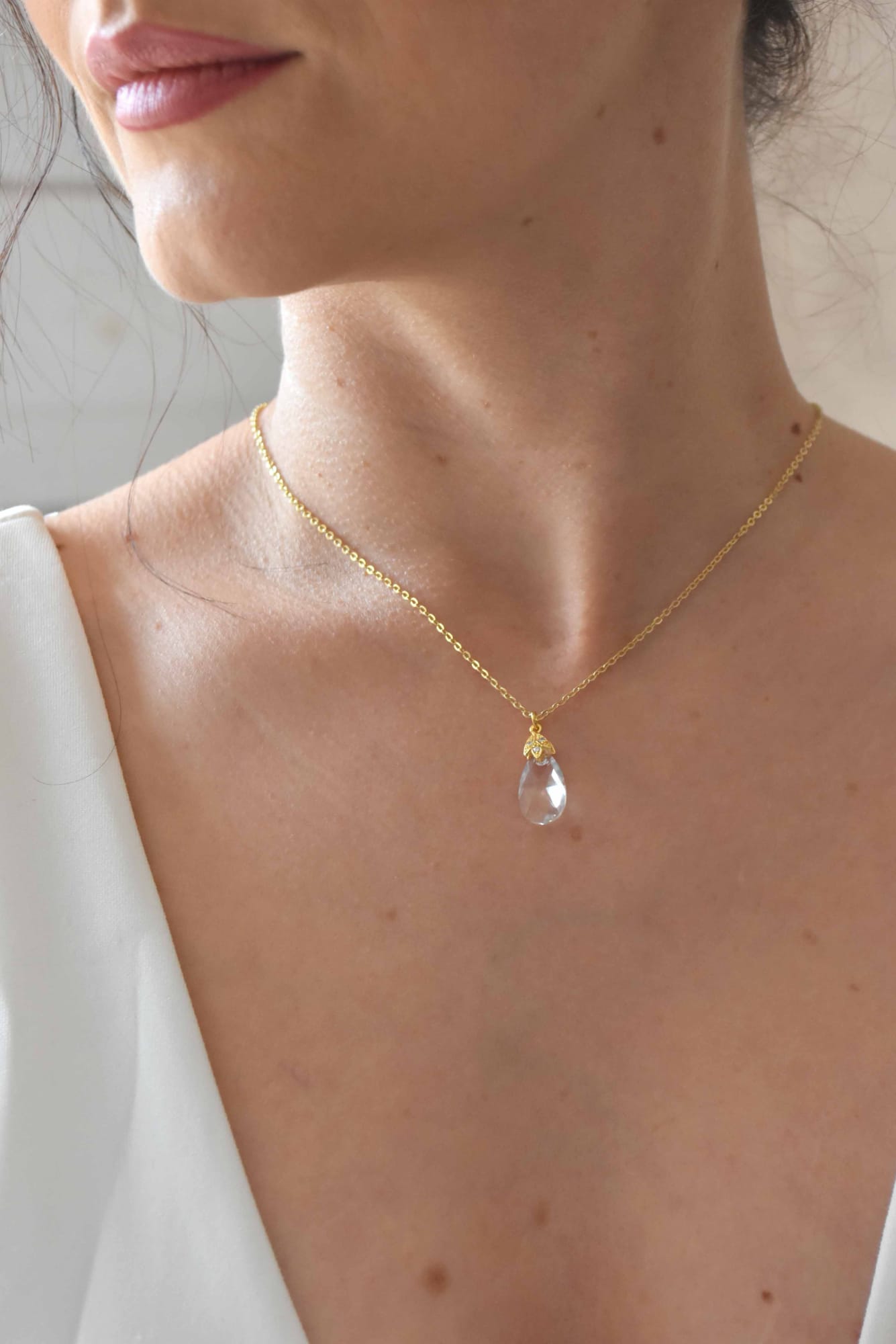 collier de dos mariage avec goutte transparente