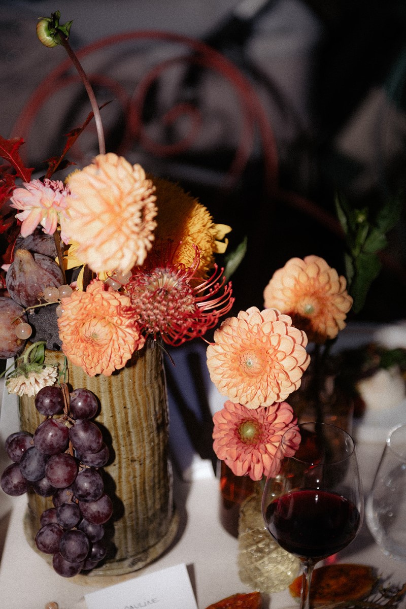 decoration table mariage fleurs bordeaux