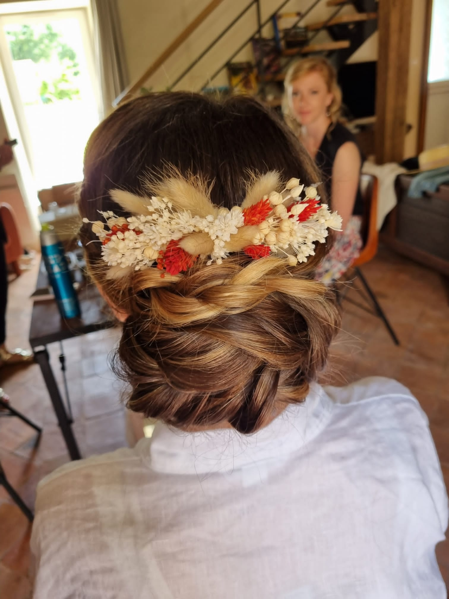 idee coiffure chignon de mariee avec fleurs sechees