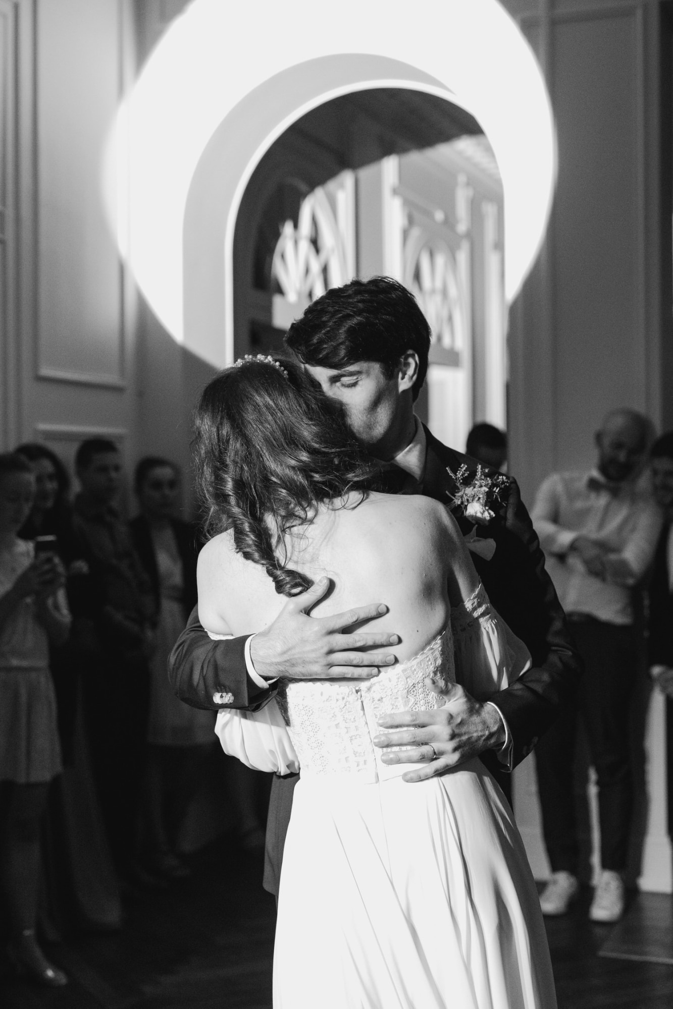 photo de couple noir et blanc mariage chic