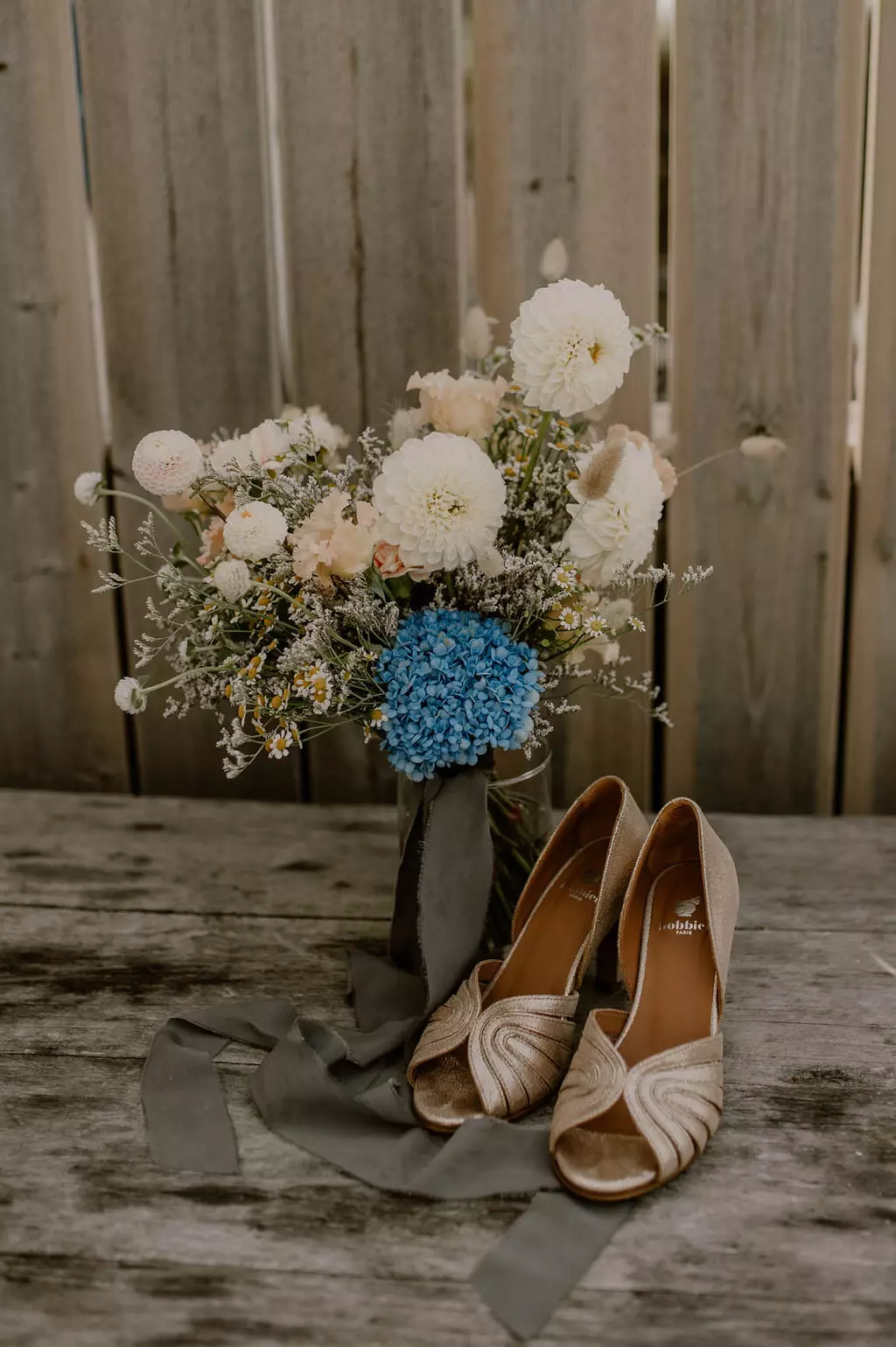 accessoire de mariage chaussures dorees