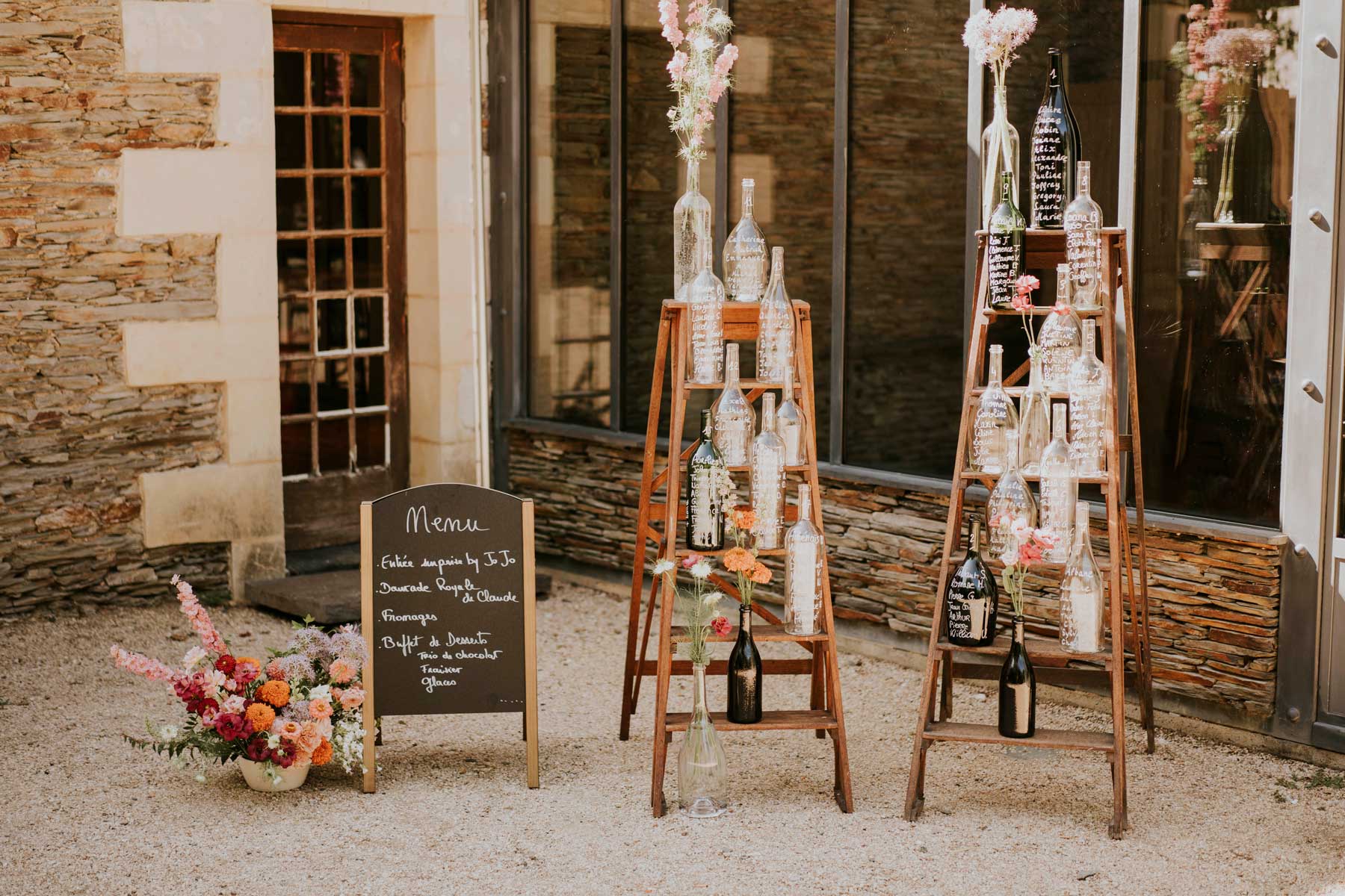 plan de table avec bouteilles verre mariage colore
