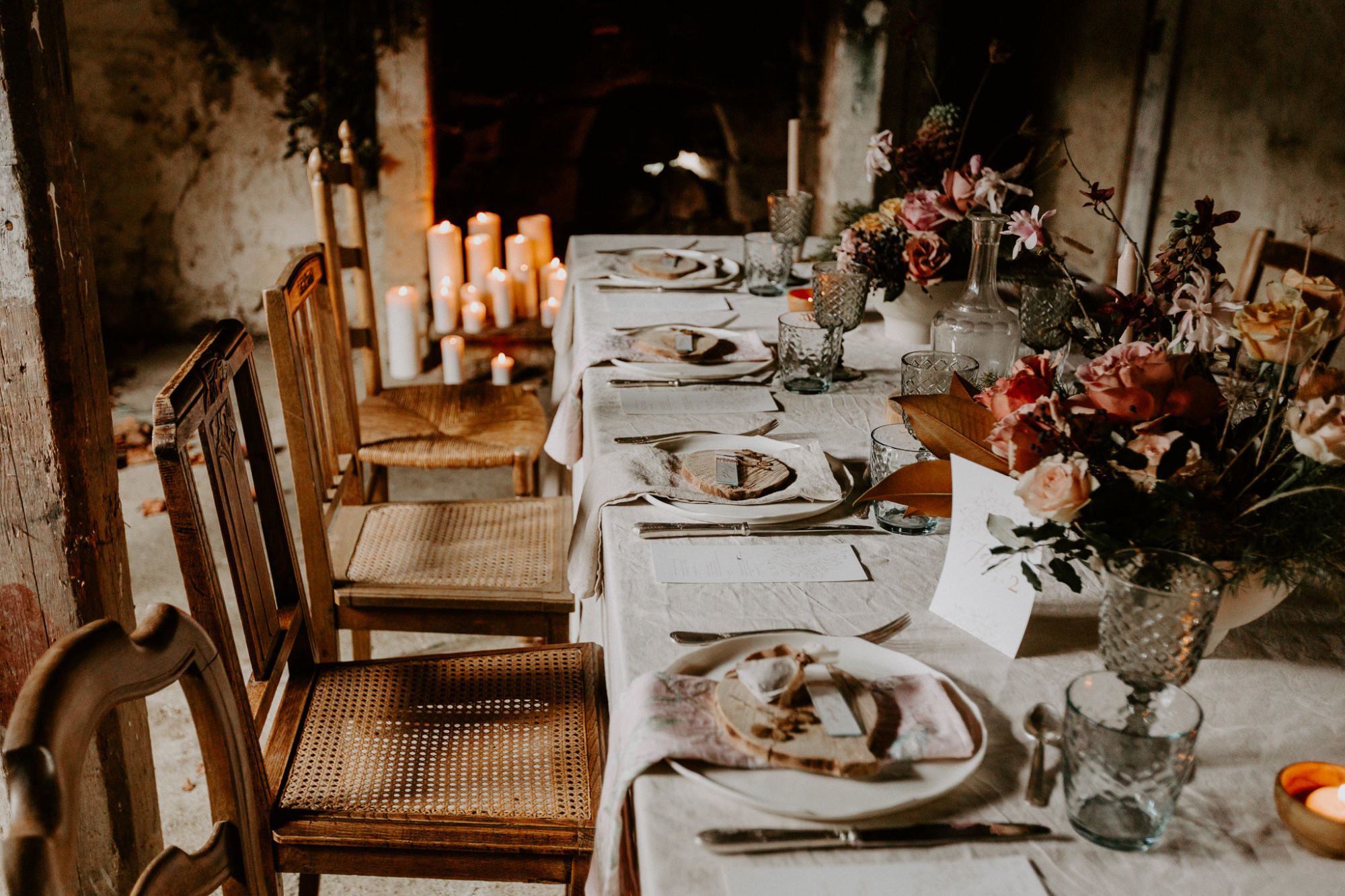 table bois et chaises depareilles mariage champetre