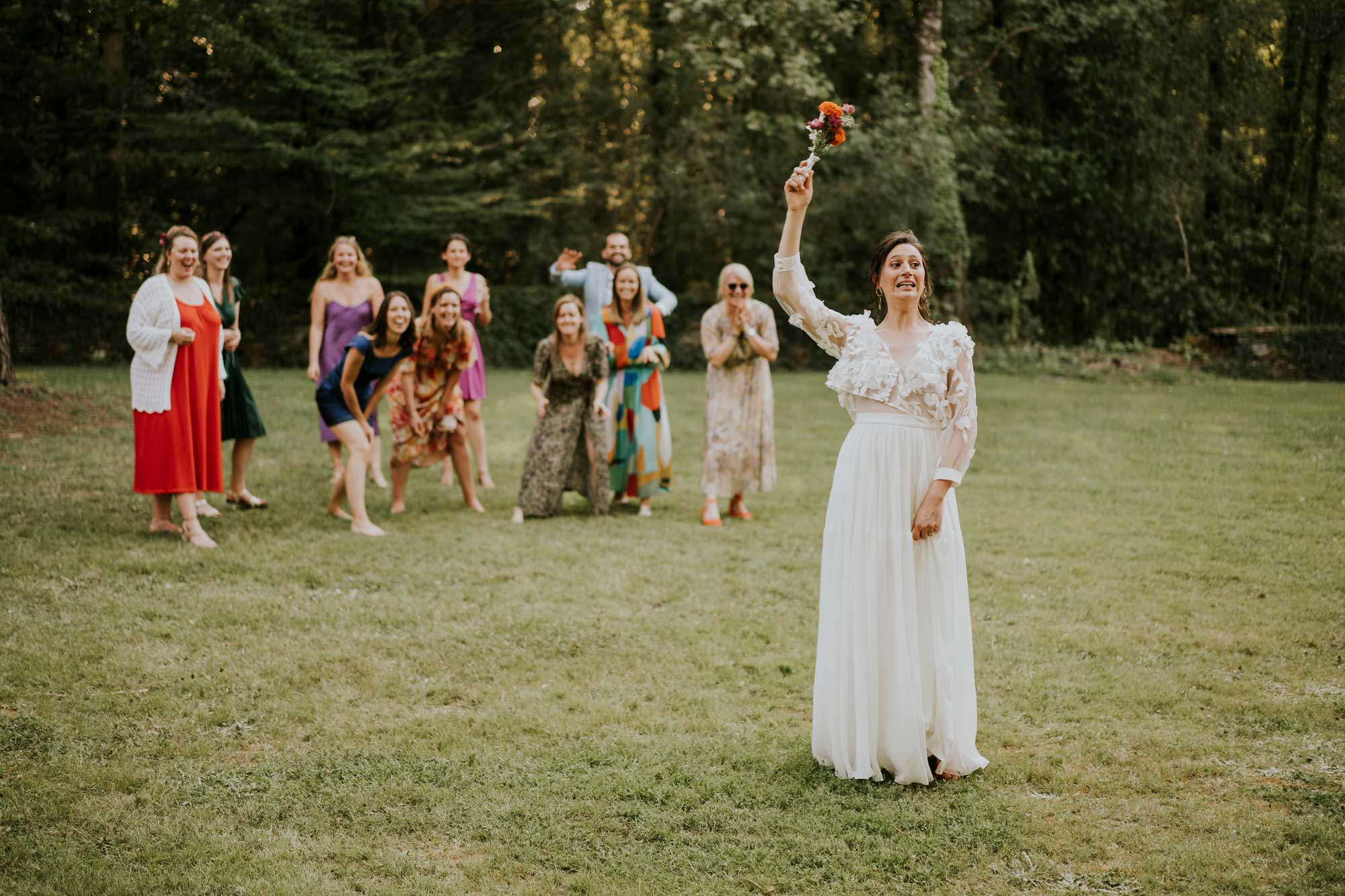mariage lancer de bouquet de fleurs colore
