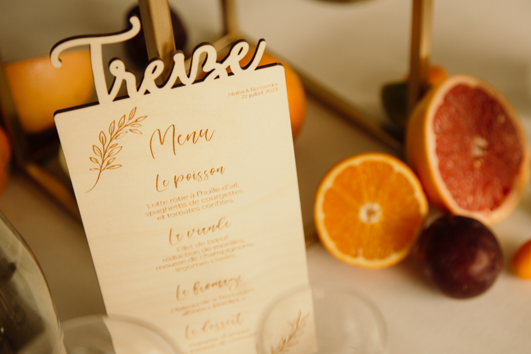 menu numero de table en bois grave mariage