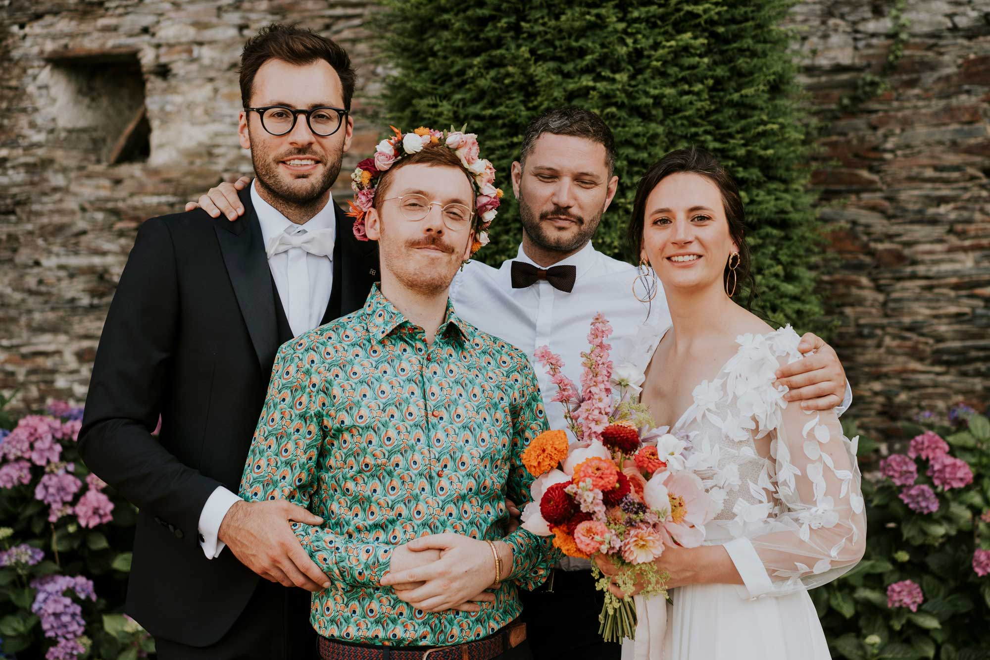 tenue dinvites avec couleurs mariage colore