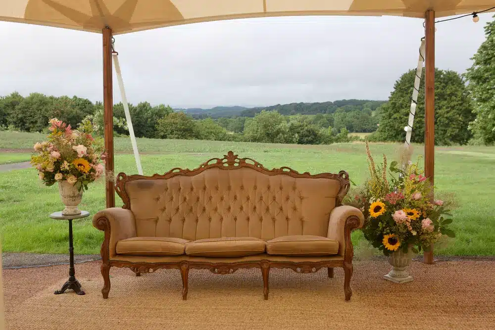 photobooth canapé vintage fleurs tournesol mariage Laval