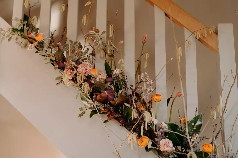 escalier fleuri mariage hiver rose pourpre orange