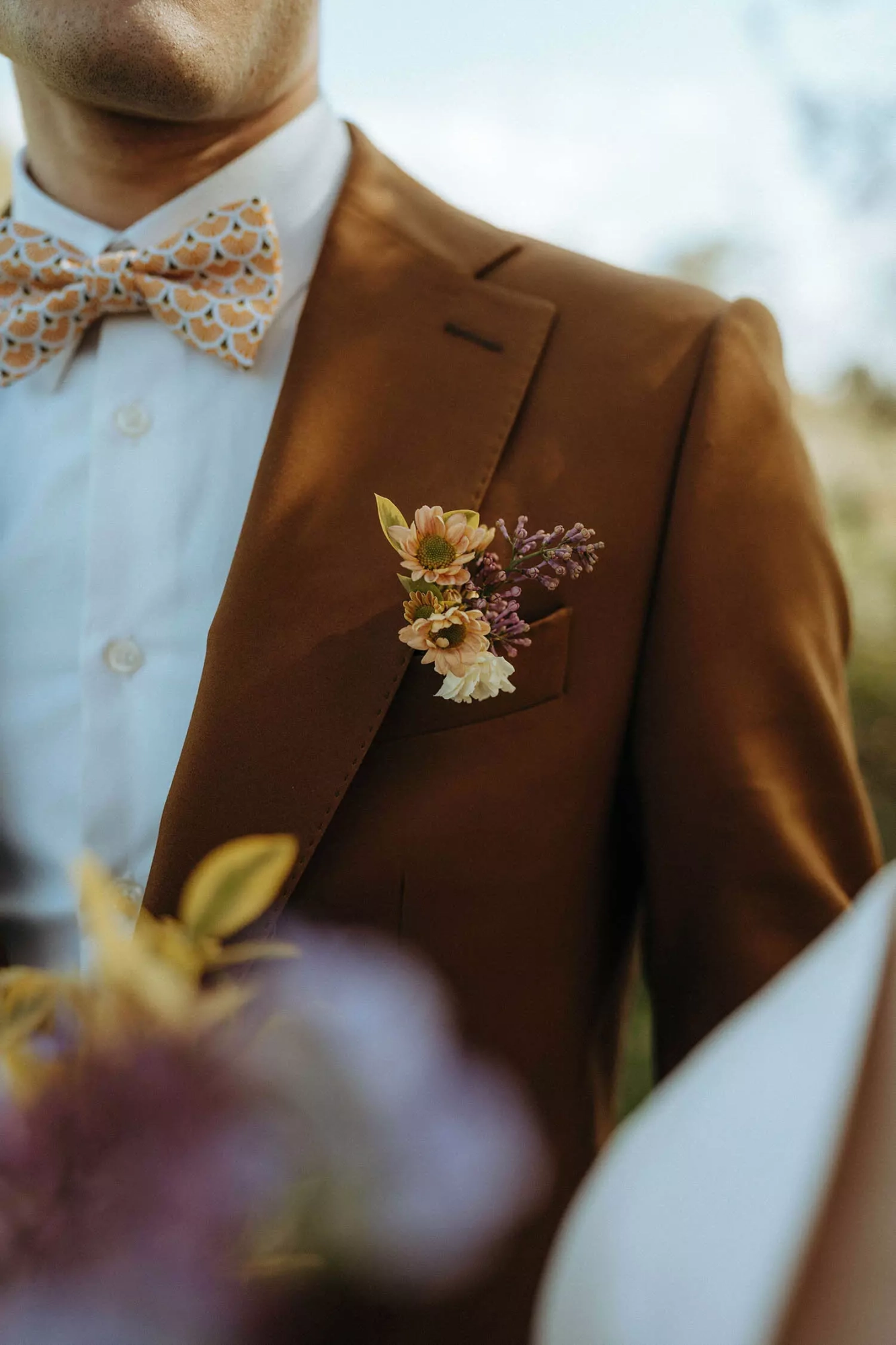 boutonnière marié fleurs colorées printemps sarthe