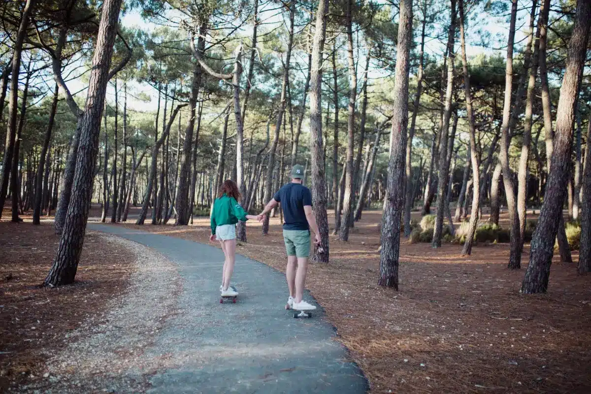 seance engagement couple cool skate foret pins landes la Porge
