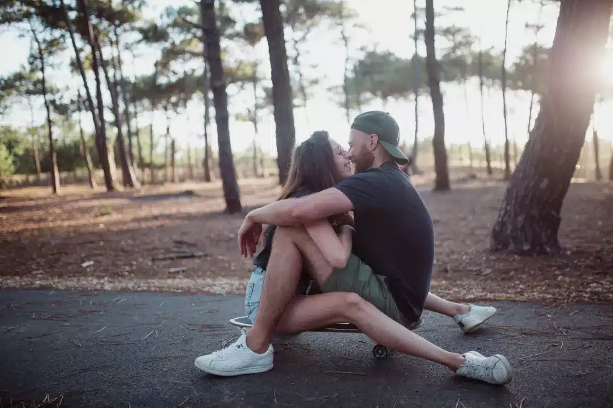 seance engagement couple cool skate foret pins landes la Porge