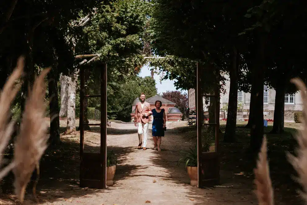 entrée du marié avec sa mère mariage printemps