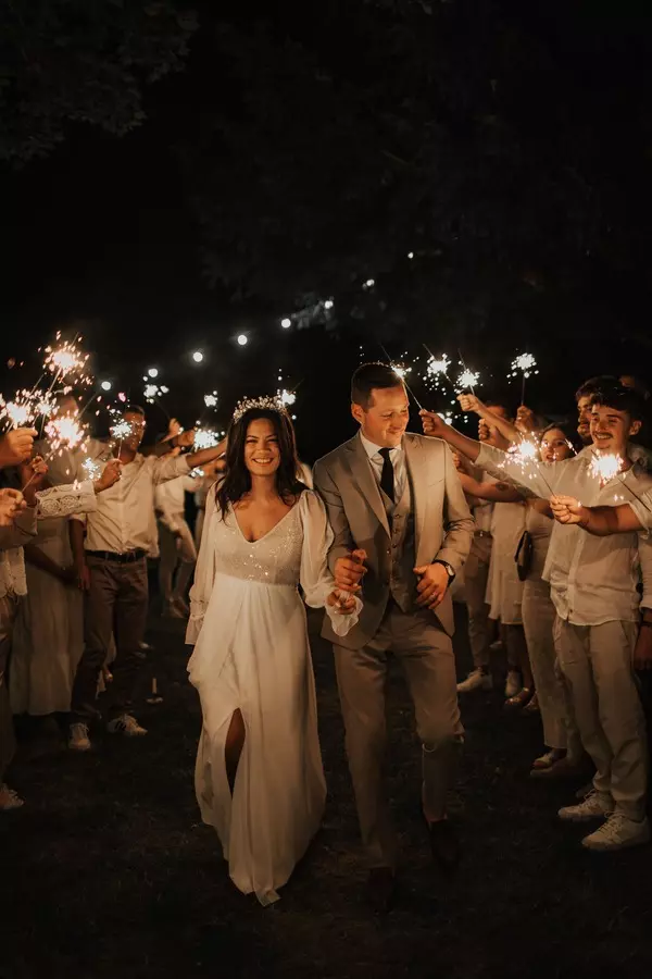 Reportage d'une allée scintillante en mariage à Angers Photographe mariage Parc le Prieuré