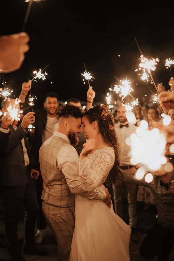 Allée scintillante et lumineuse en mariage en Mayenne