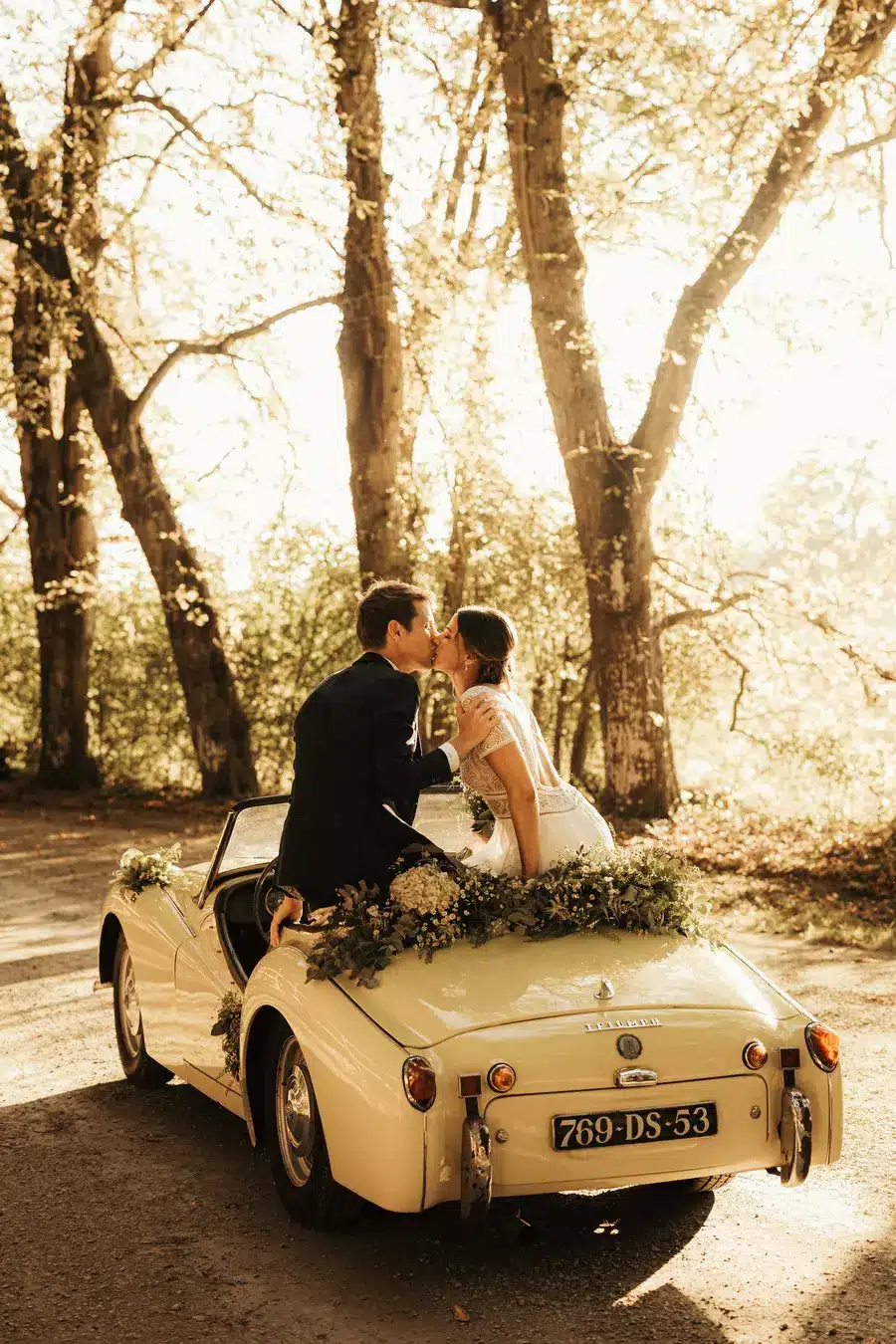 Photographe de mariage, avec voiture de location en Mayenne