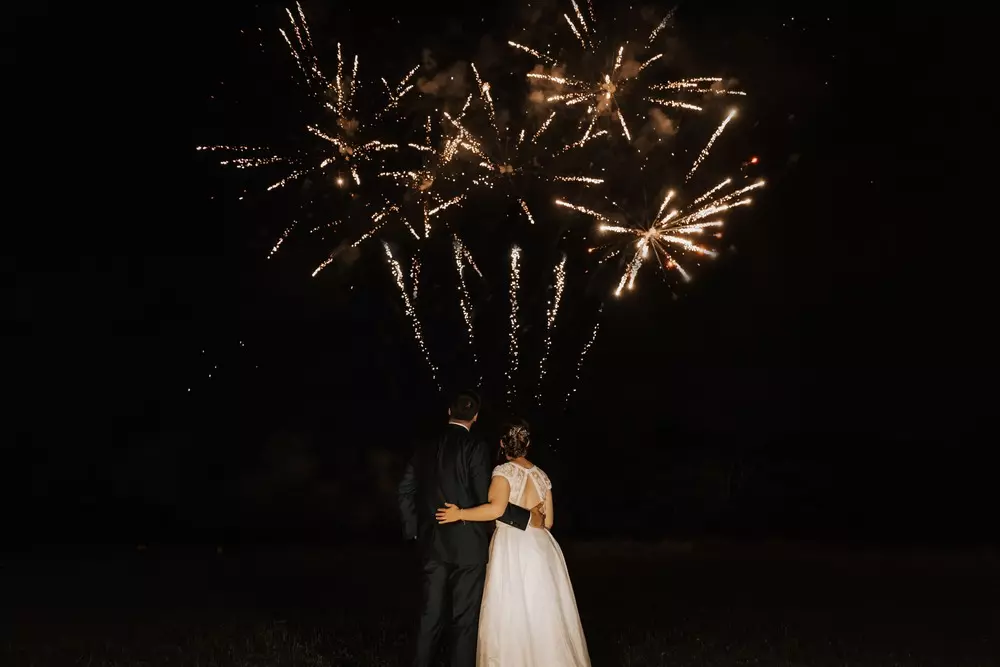 Photographe de mariage avec un feu d'artifice à Angers Chateau du Parc Saint Lambert à Angers