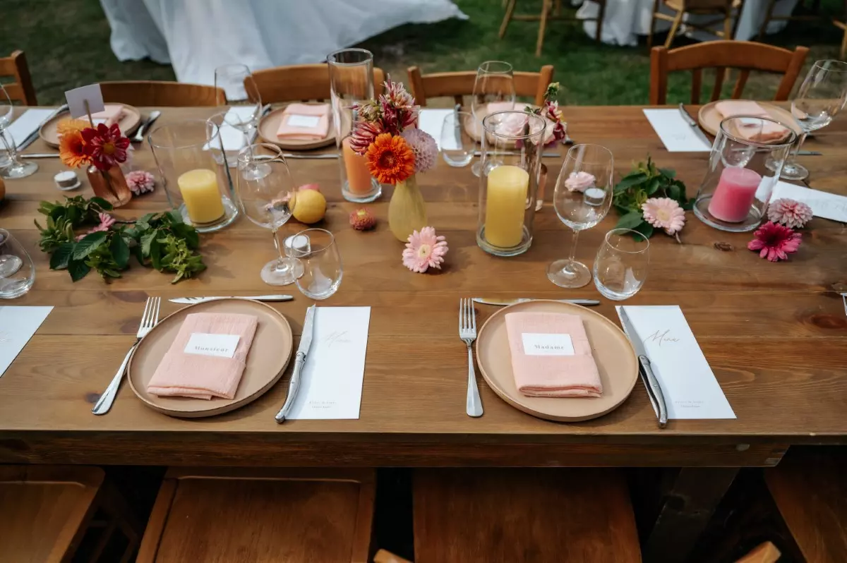 idee decoration table mariage bois fleurs colorees
