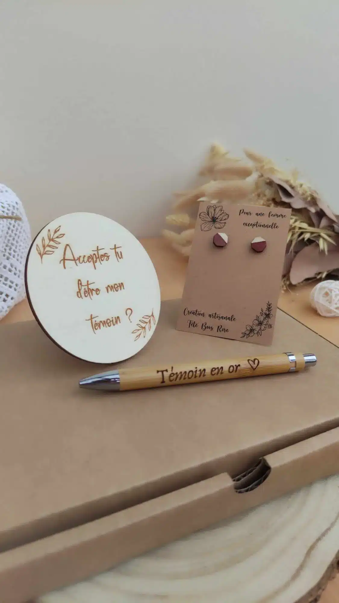 cadeau annonce temoin, rondin d'annonce en bois, boucles d'oreilles en bois et stylo en bambou Mayenne