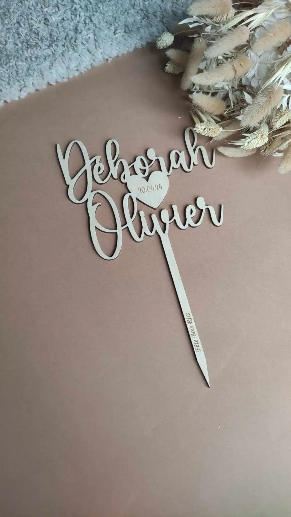 cake topper en bois avec prenoms des maries et date du mariage Pays de la Loire