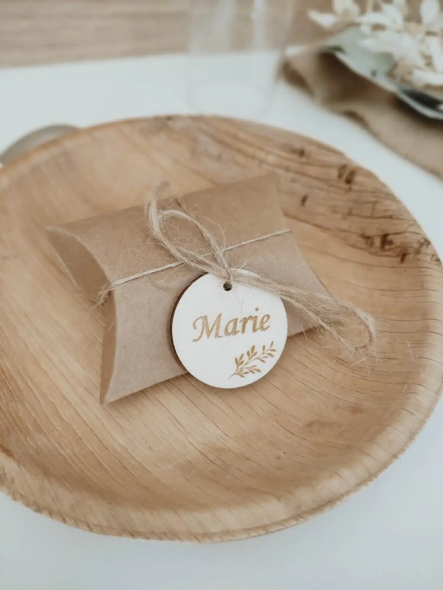 etiquette en bois pour cadeaux invites mayenne
