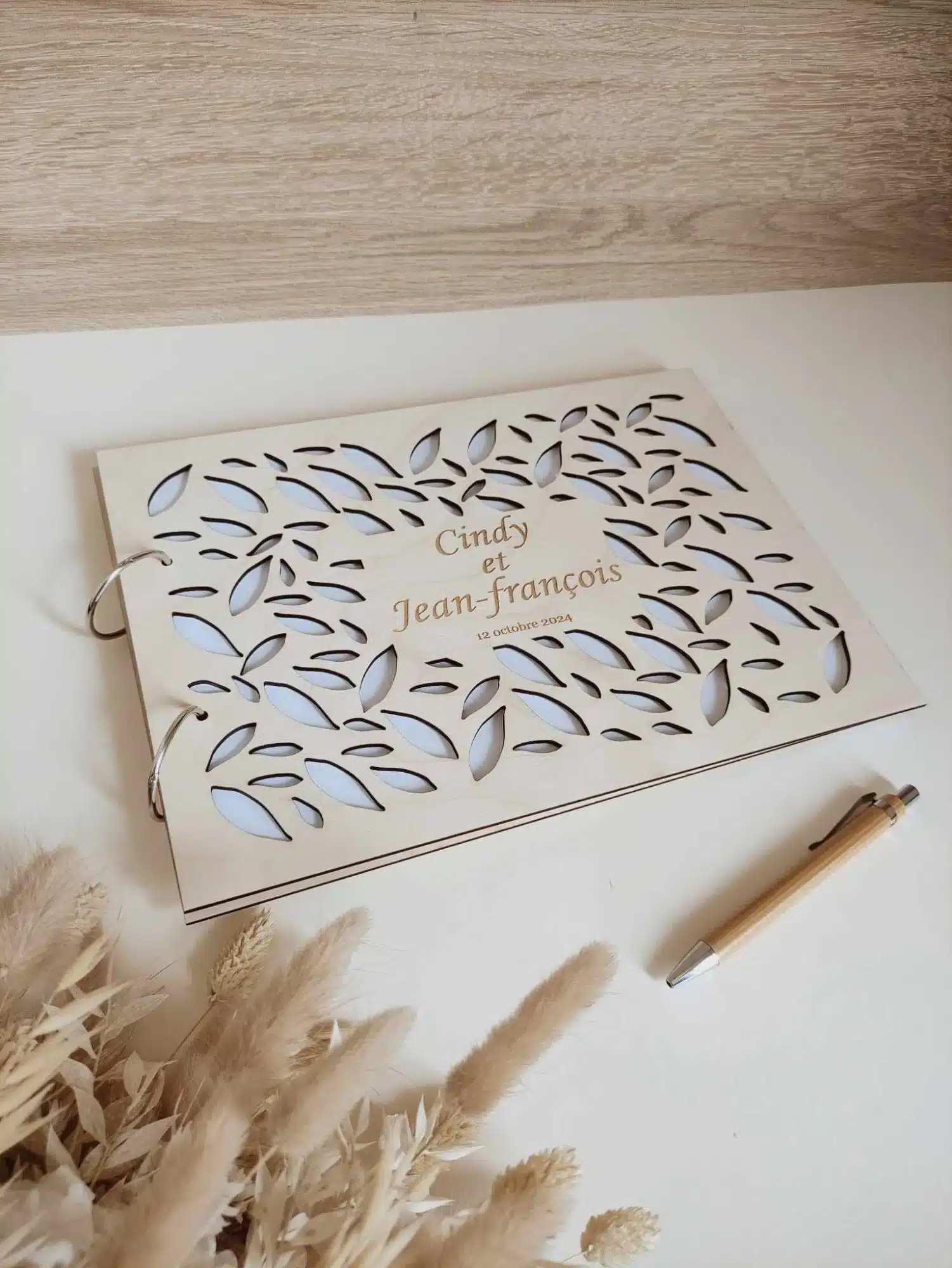 livre d'or en bois avec les prenoms des maries et la date du mariage mayenne pays de la loire