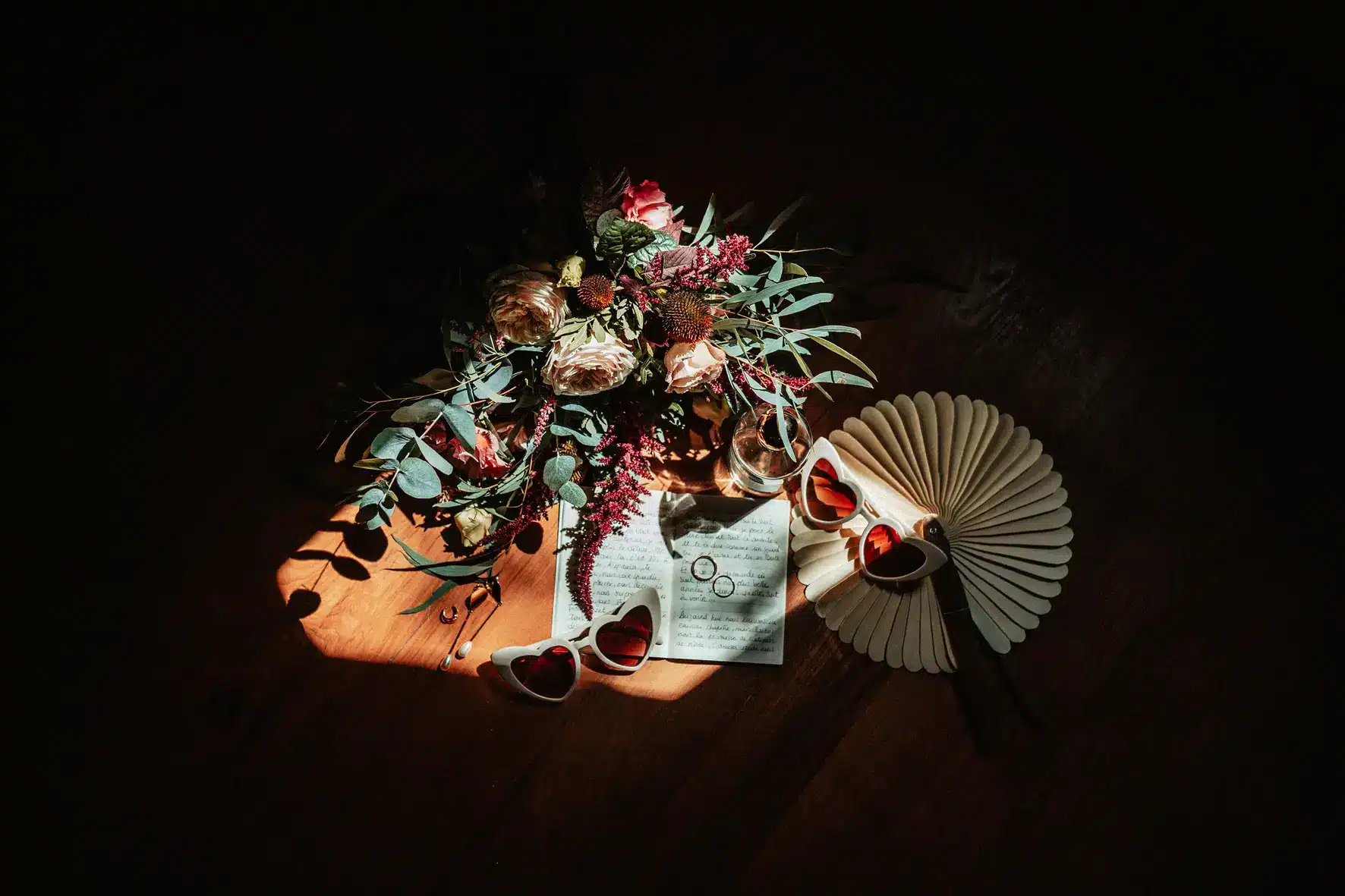flatlay papeterie et accessoires de mariage jour J le mans