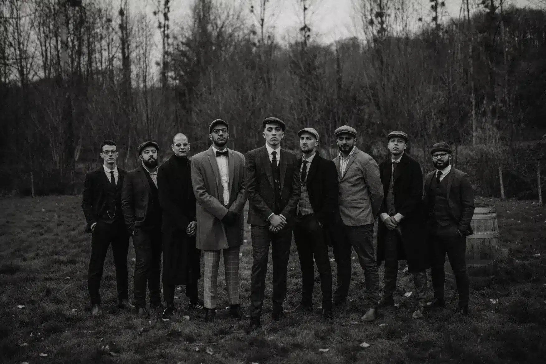 photo de groupe en noir et blanc marié et témoins pays de la loire