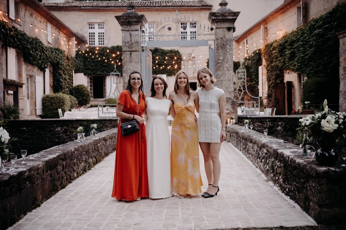 photo de mariage devant belle demeure